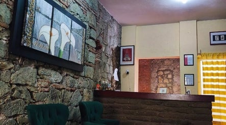 Área de recepción en Spa María Sabina-Masajes Oaxaca, con decoración de piedra, Oaxaca De Juárez, Oaxaca, MX.