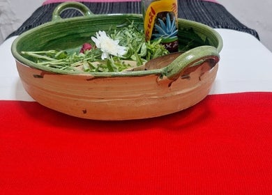 Tazón de cerámica con hierbas y flores en Spa María Sabina-Masajes Oaxaca, Oaxaca De Juárez, Oaxaca, MX.