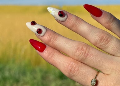 Ongles avec motifs de coccinelles artistiques chez Nailstrauss, Epagny, Hauts-de-France, FR.