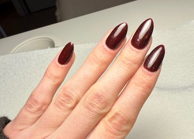 Ongles rouges éclatants réalisés à Nailstrauss, Epagny, Hauts-de-France, FR, offrant style et élégance.