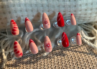 Designs d'ongles artistiques chez Nailstrauss, Epagny, Hauts-de-France, FR. Rouge et rose floraux.