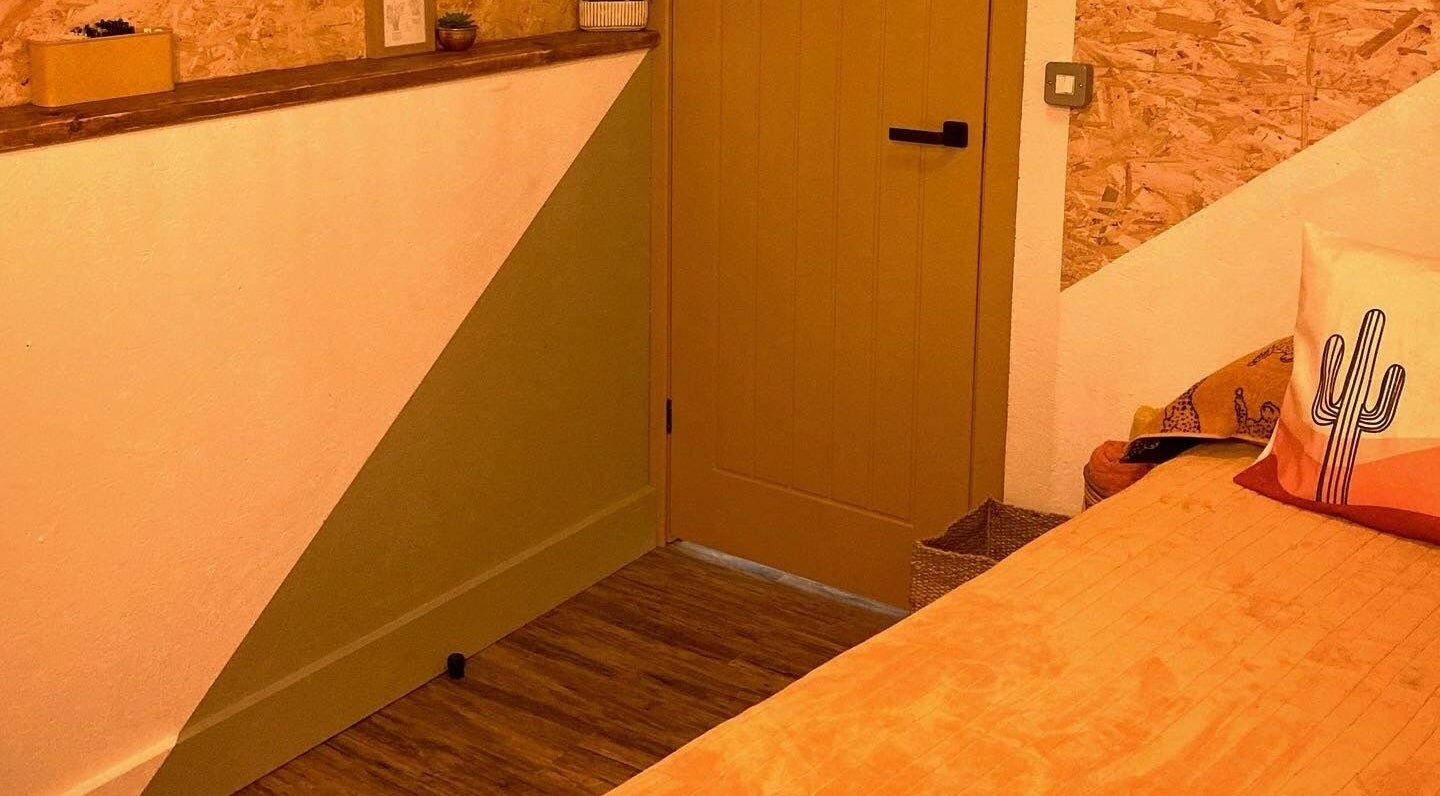 Cozy therapy room at Boho Beauty in Braunton, England, GB with earthy tones and cactus decor.