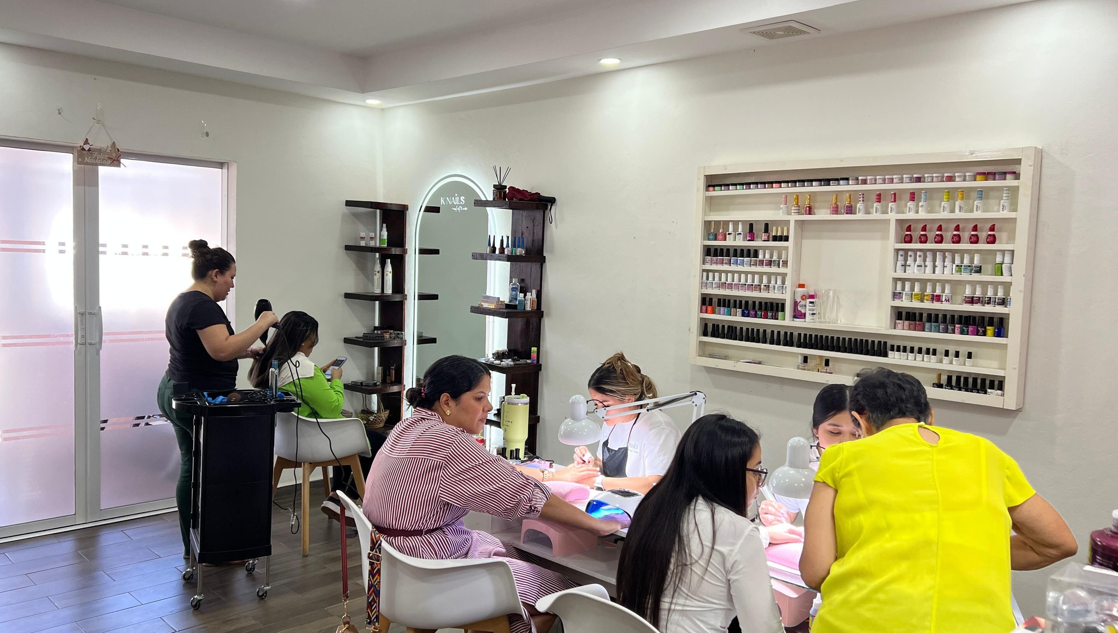 Clientes reciben servicios de uñas y cabello en K Nails, Managua, Managua, NI.