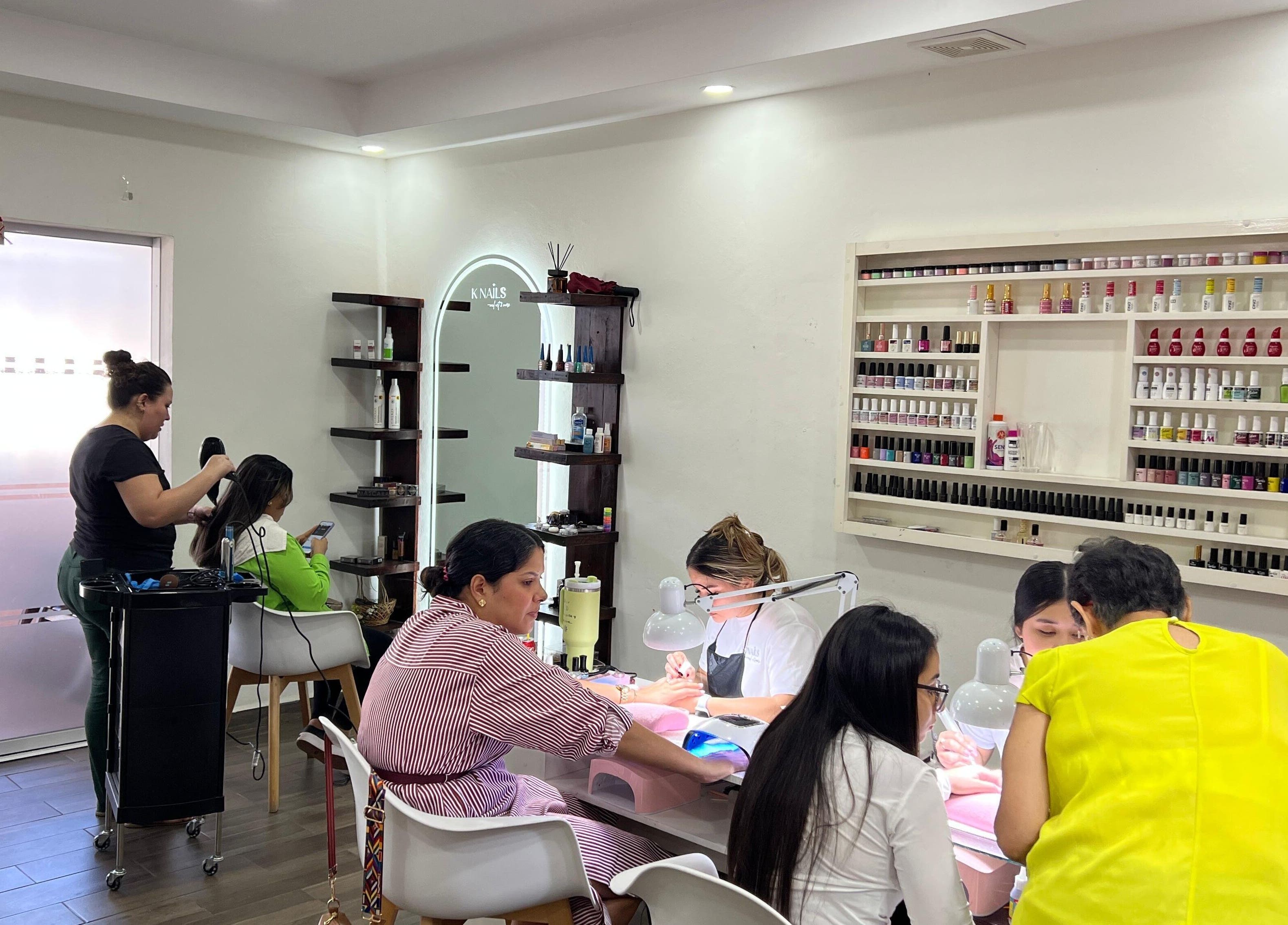 Clientes reciben servicios de uñas y cabello en K Nails, Managua, Managua, NI.