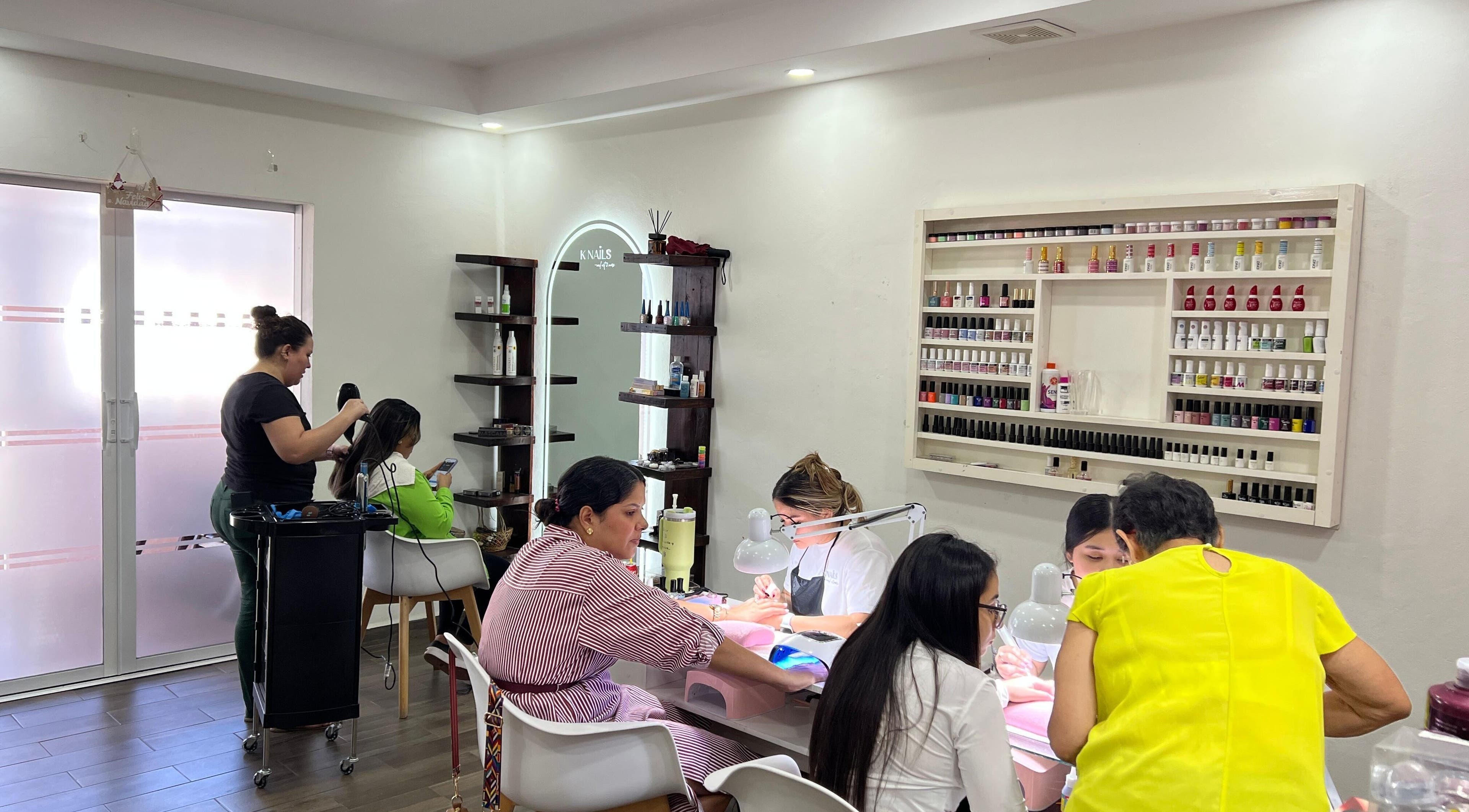 Clientes reciben servicios de uñas y cabello en K Nails, Managua, Managua, NI.