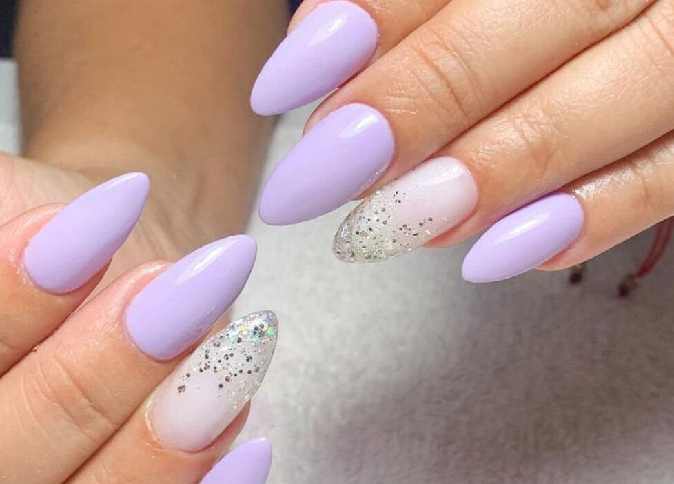 Uñas lilas con brillo en K Nails, Managua, Managua, NI lucen elegantes y modernas.