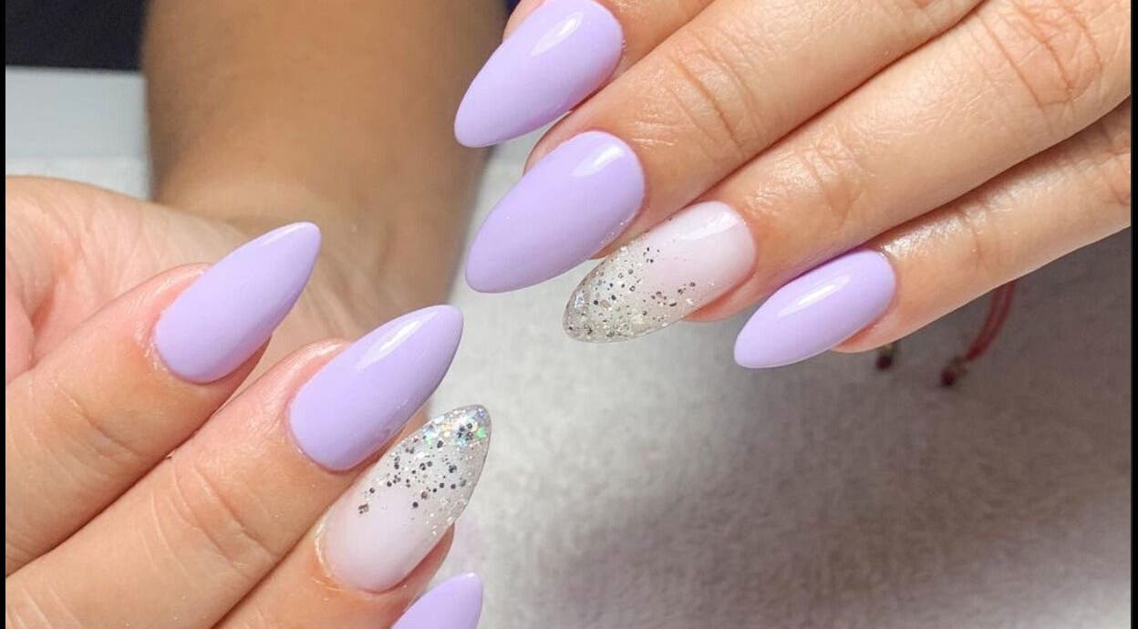 Uñas lilas con brillo en K Nails, Managua, Managua, NI lucen elegantes y modernas.