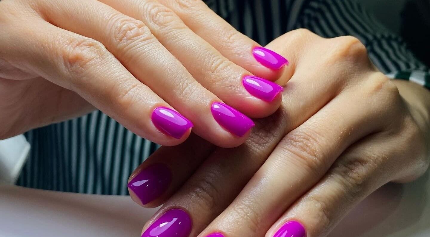 Hermosas uñas pintadas de morado en K Nails, Managua, Managua, NI.