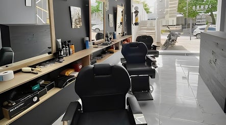 Johns Barber Studio imaginea 2