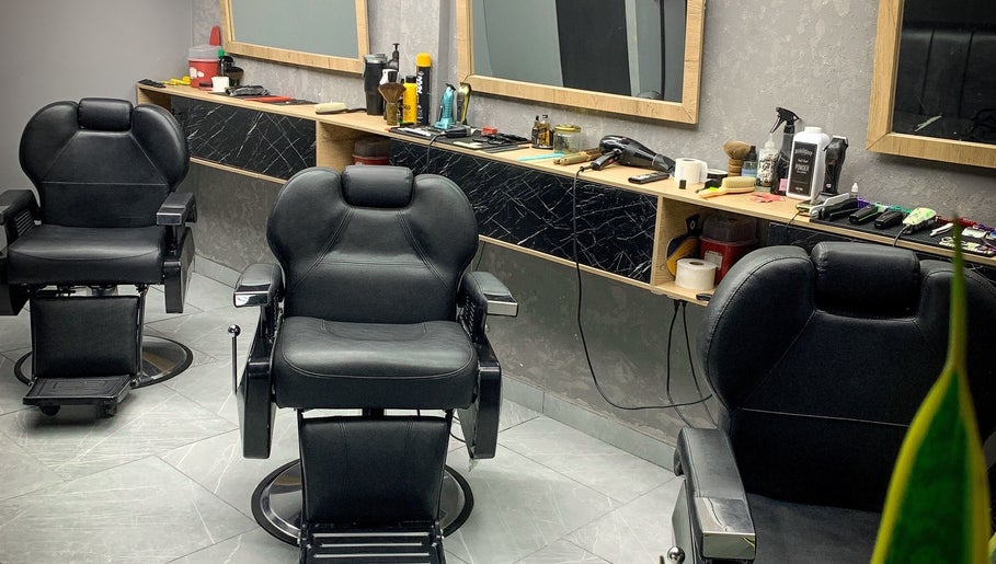 Sillas de peluquería en Johns Barber Studio en Montería, Córdoba, CO.