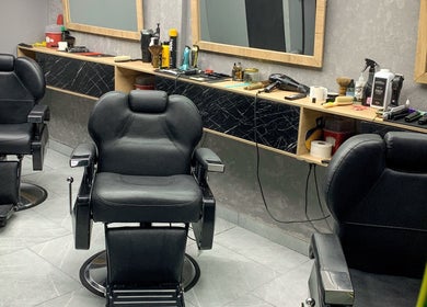 Sillas de peluquería en Johns Barber Studio en Montería, Córdoba, CO.