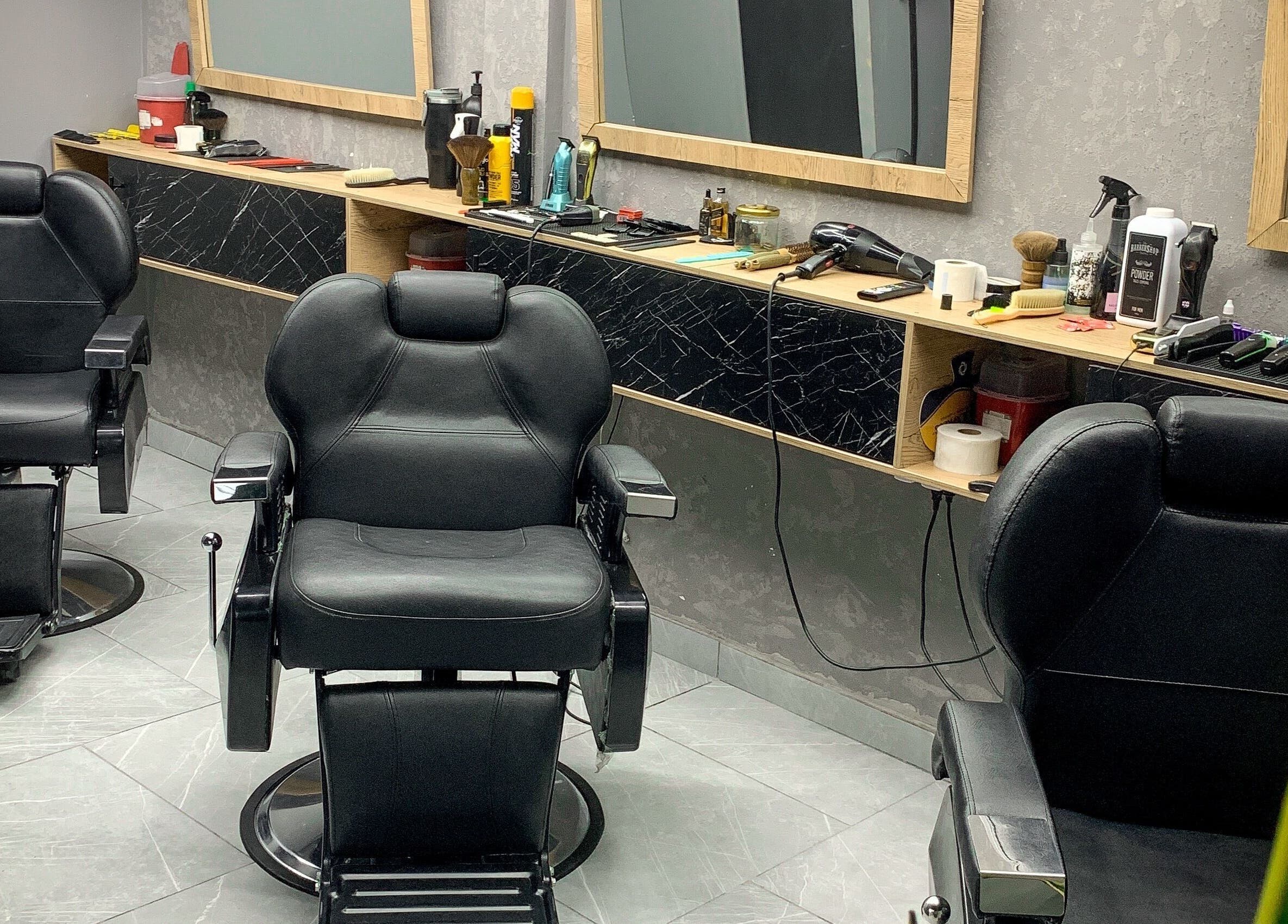 Sillas de peluquería en Johns Barber Studio en Montería, Córdoba, CO.