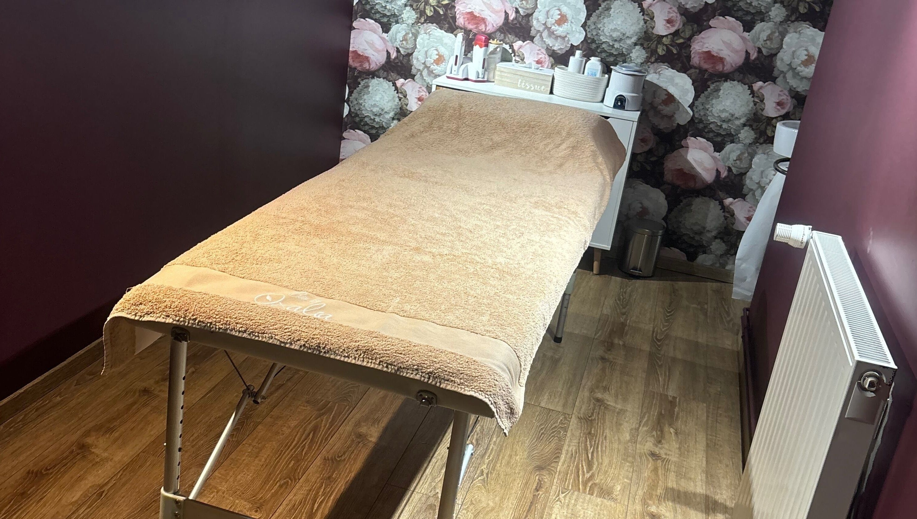 Salle de massage élégante à Enaë Bien-Être, Migennes, Bourgogne-Franche-Comté, FR, avec décor floral relaxant.