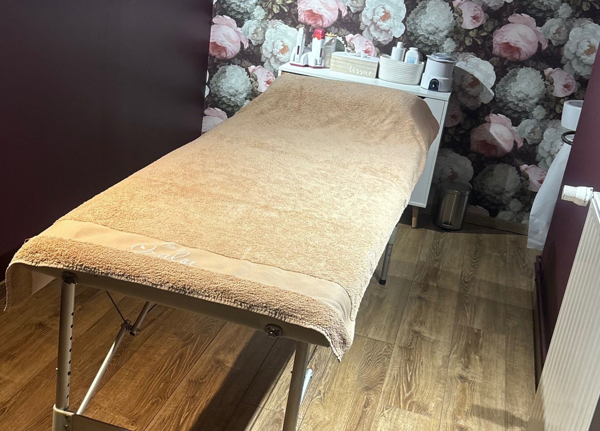 Salle de massage élégante à Enaë Bien-Être, Migennes, Bourgogne-Franche-Comté, FR, avec décor floral relaxant.