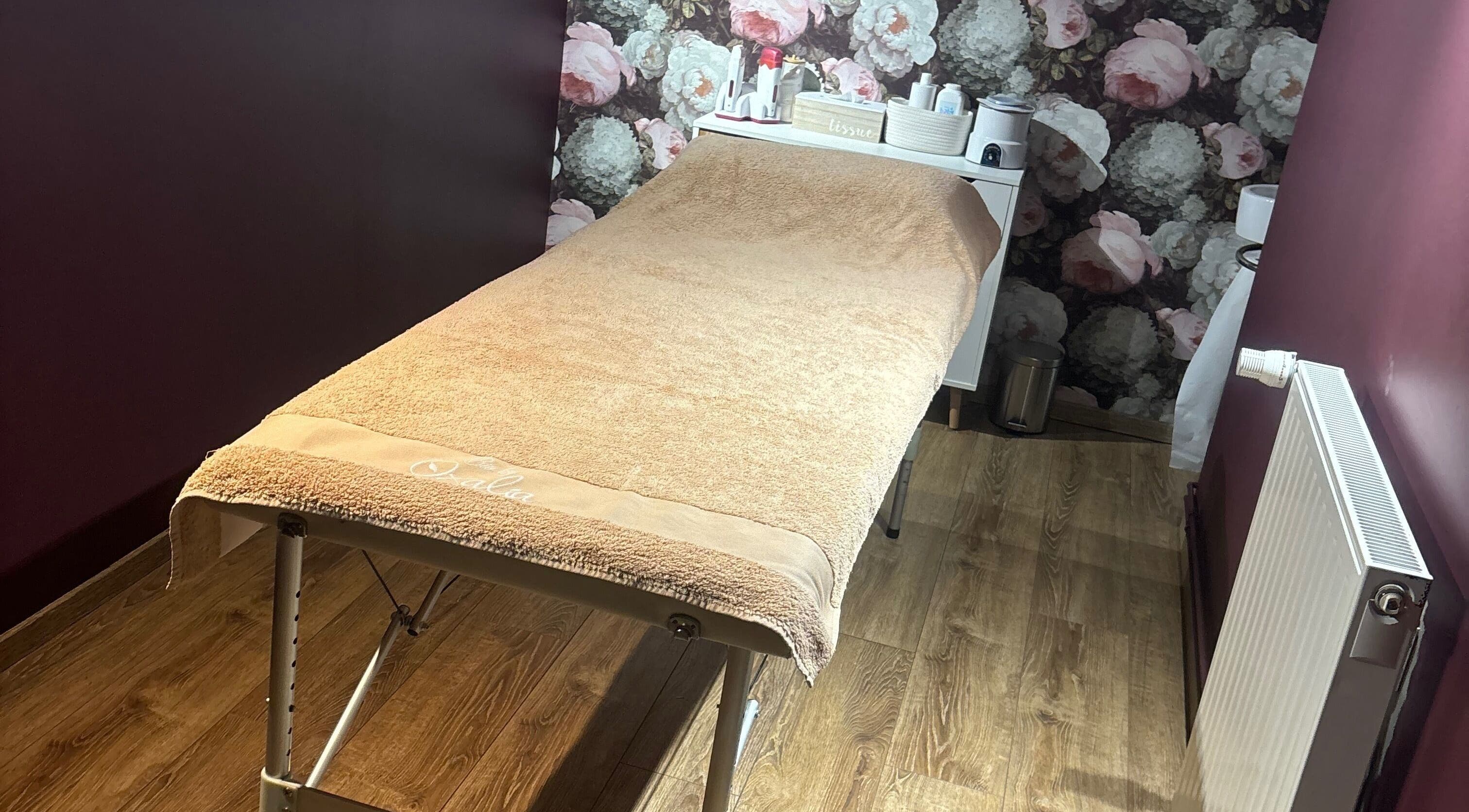 Salle de massage élégante à Enaë Bien-Être, Migennes, Bourgogne-Franche-Comté, FR, avec décor floral relaxant.