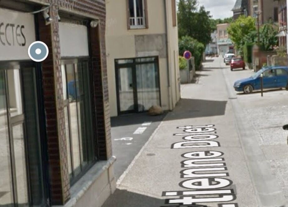 Façade près d'Enaë Bien-Être à Migennes, Bourgogne-franche-comté, FR avec rue calme et voitures.