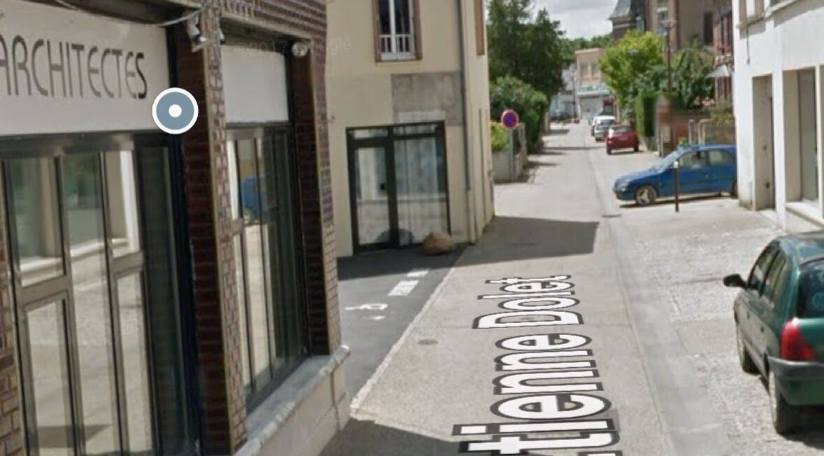 Façade près d'Enaë Bien-Être à Migennes, Bourgogne-franche-comté, FR avec rue calme et voitures.