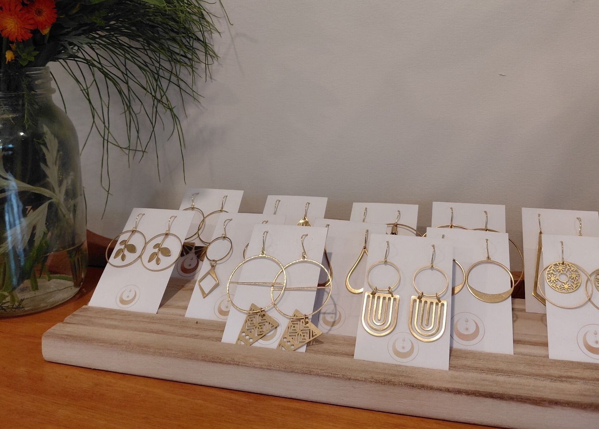 Présentoir de boucles d'oreilles dorées à L'Apothic'Hair, Val-david, Québec, CA.