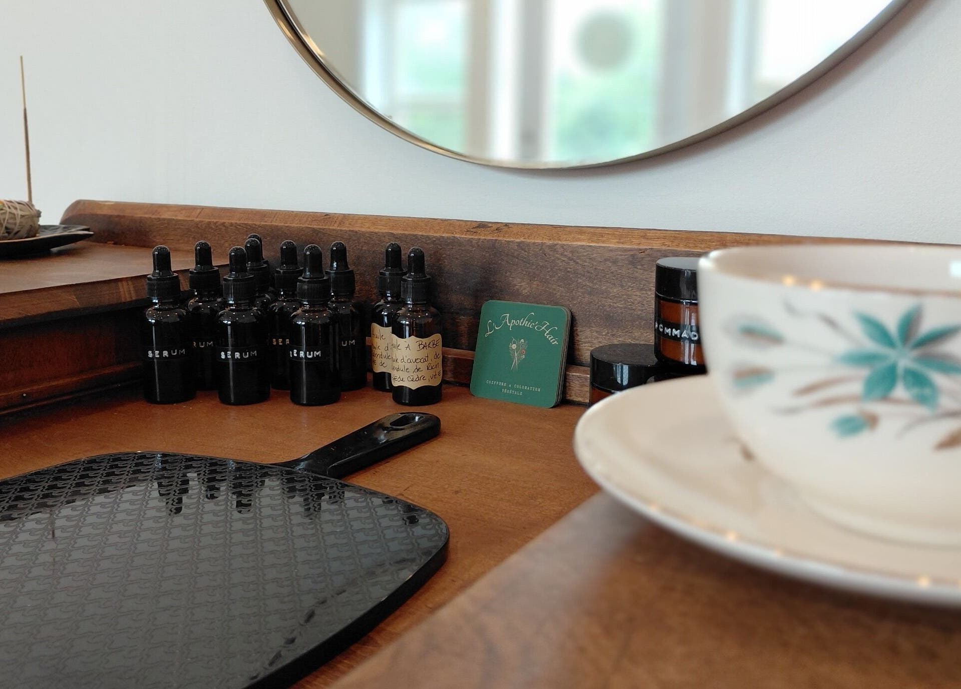 Produits de beauté naturels chez L'Apothic'Hair, Val-david, Québec, CA. Élixirs et sérums sur table en bois.