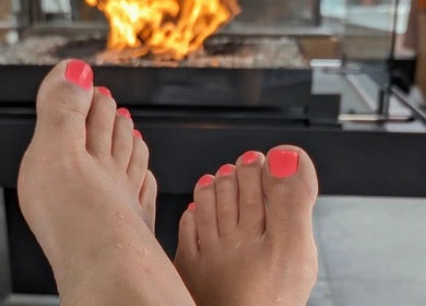 Détente des pieds soignés devant un feu à Gaïa-ttitude, Mascouche, Québec, CA.