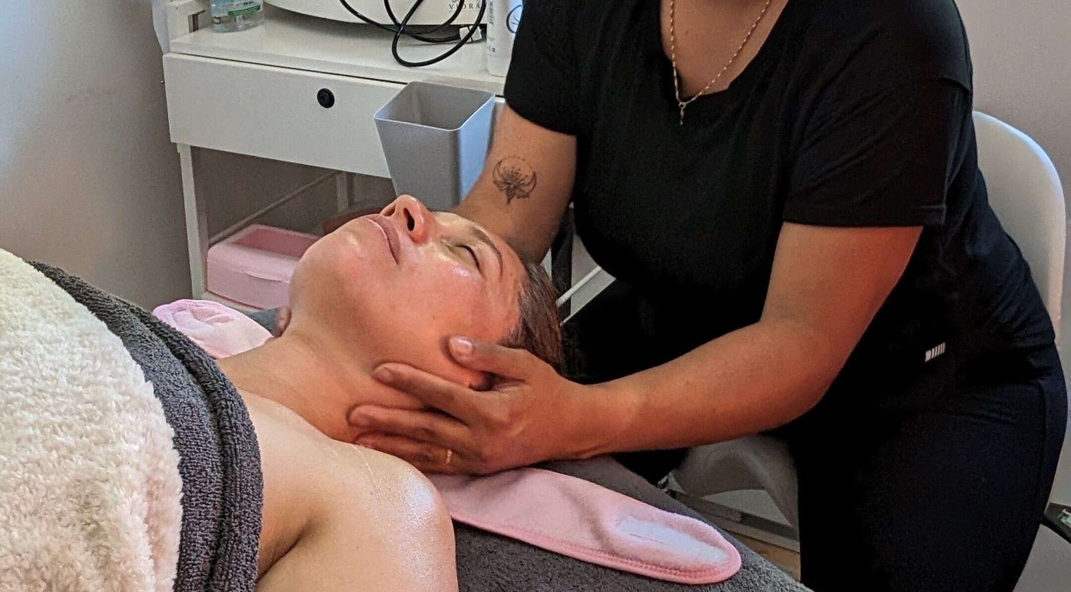 Massage du visage chez Gaïa-ttitude, Mascouche, Québec, CA pour une détente absolue.