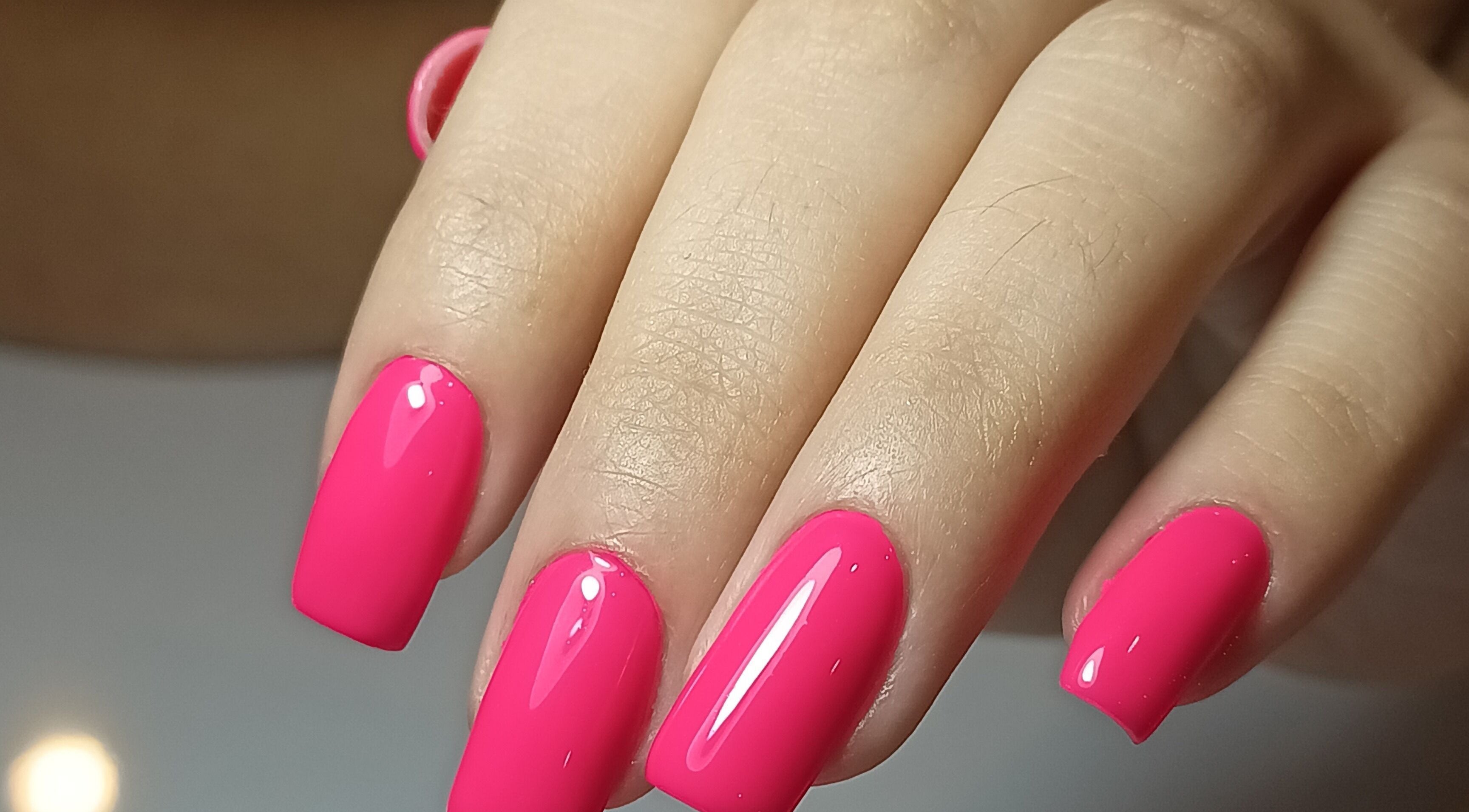 Manicura rosa vibrante en Cindyb_nailsartestudio, Valencia, Carabobo, VE, destacando elegancia y estilo impecable.