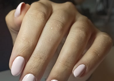 Manicura rosada en Cindyb_nailsartestudio, Valencia, Carabobo, VE. Uñas cuidadas con estilo elegante.