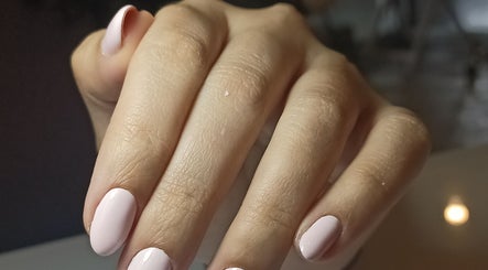 Manicura rosada en Cindyb_nailsartestudio, Valencia, Carabobo, VE. Uñas cuidadas con estilo elegante.