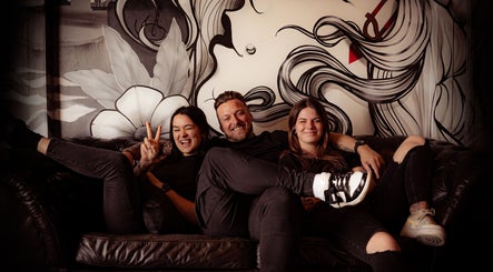 Ontspannen sfeer bij Goons & Queens Hellevoetsluis op comfortabele bank, Hellevoetsluis, Zuid-holland, NL.