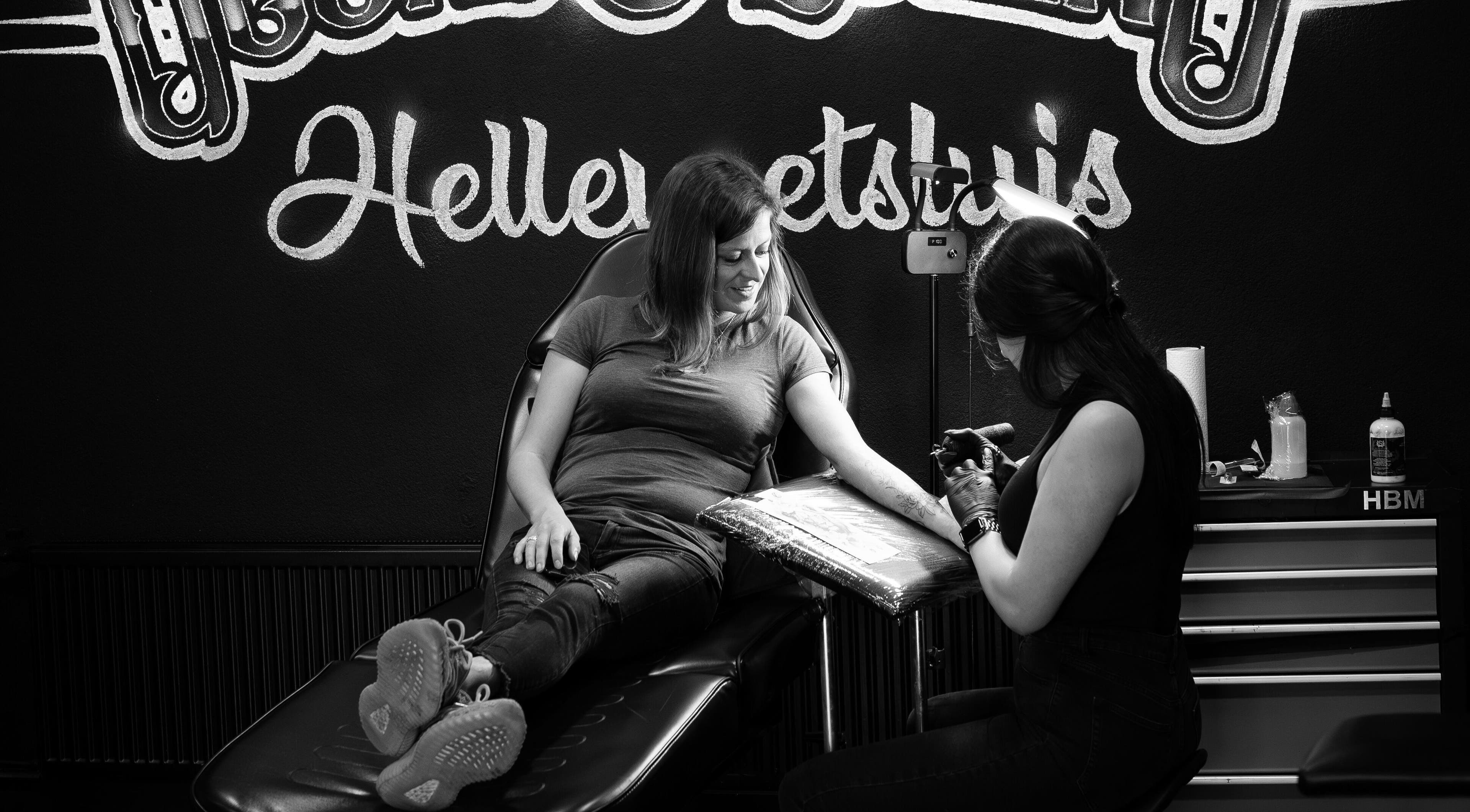 Tattoo zetten bij Goons & Queens Hellevoetsluis, Hellevoetsluis, Zuid-Holland, NL.