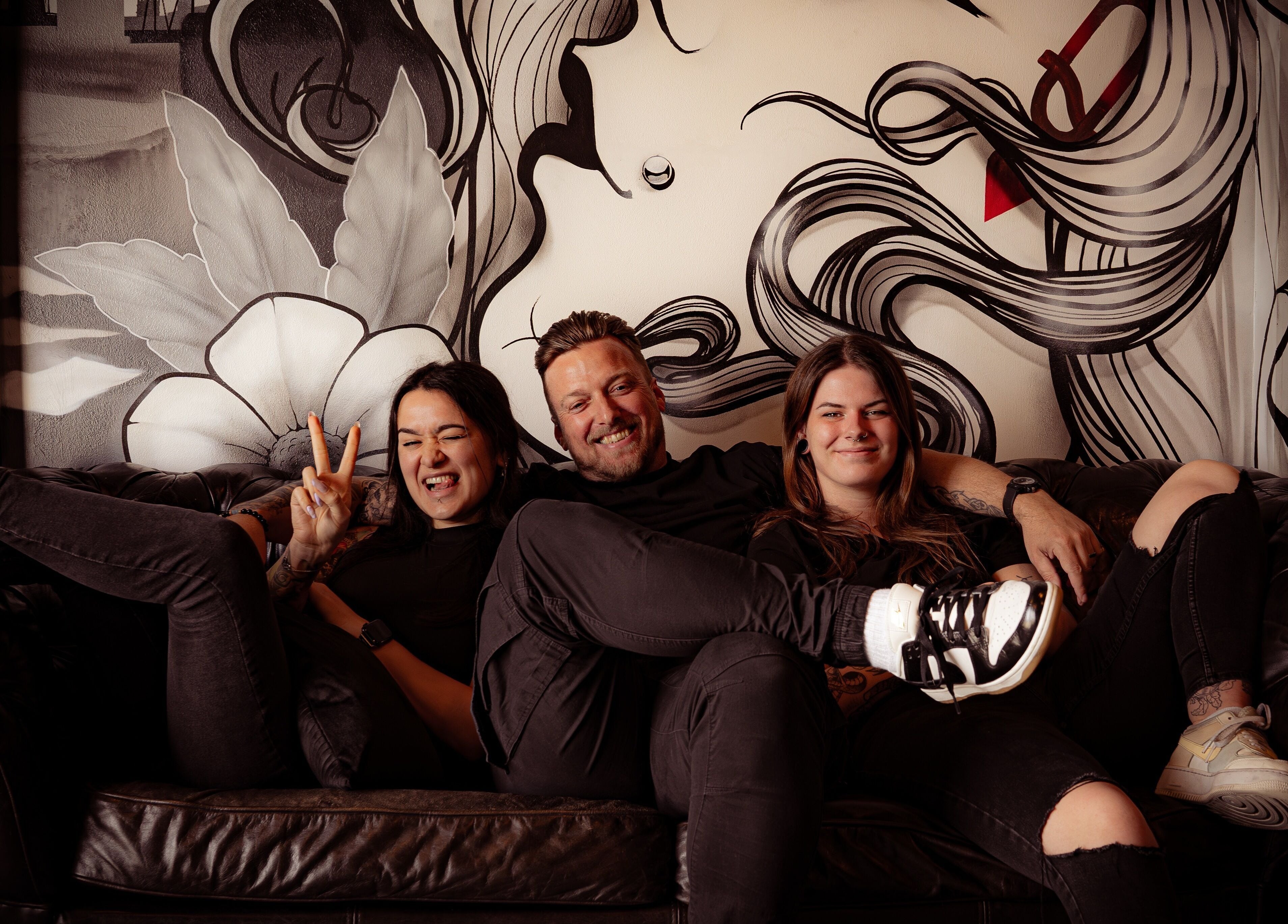 Gezellig team op een bank bij Goons & Queens Hellevoetsluis, Hellevoetsluis, Zuid-holland, NL.