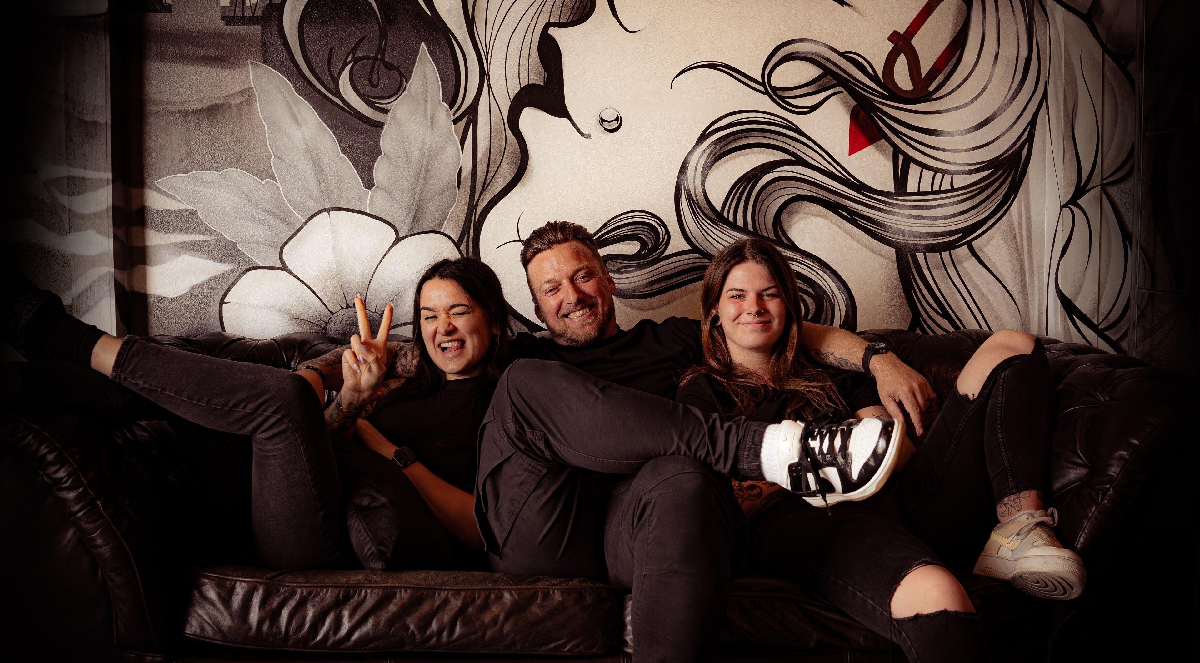 Gezellig team op een bank bij Goons & Queens Hellevoetsluis, Hellevoetsluis, Zuid-holland, NL.