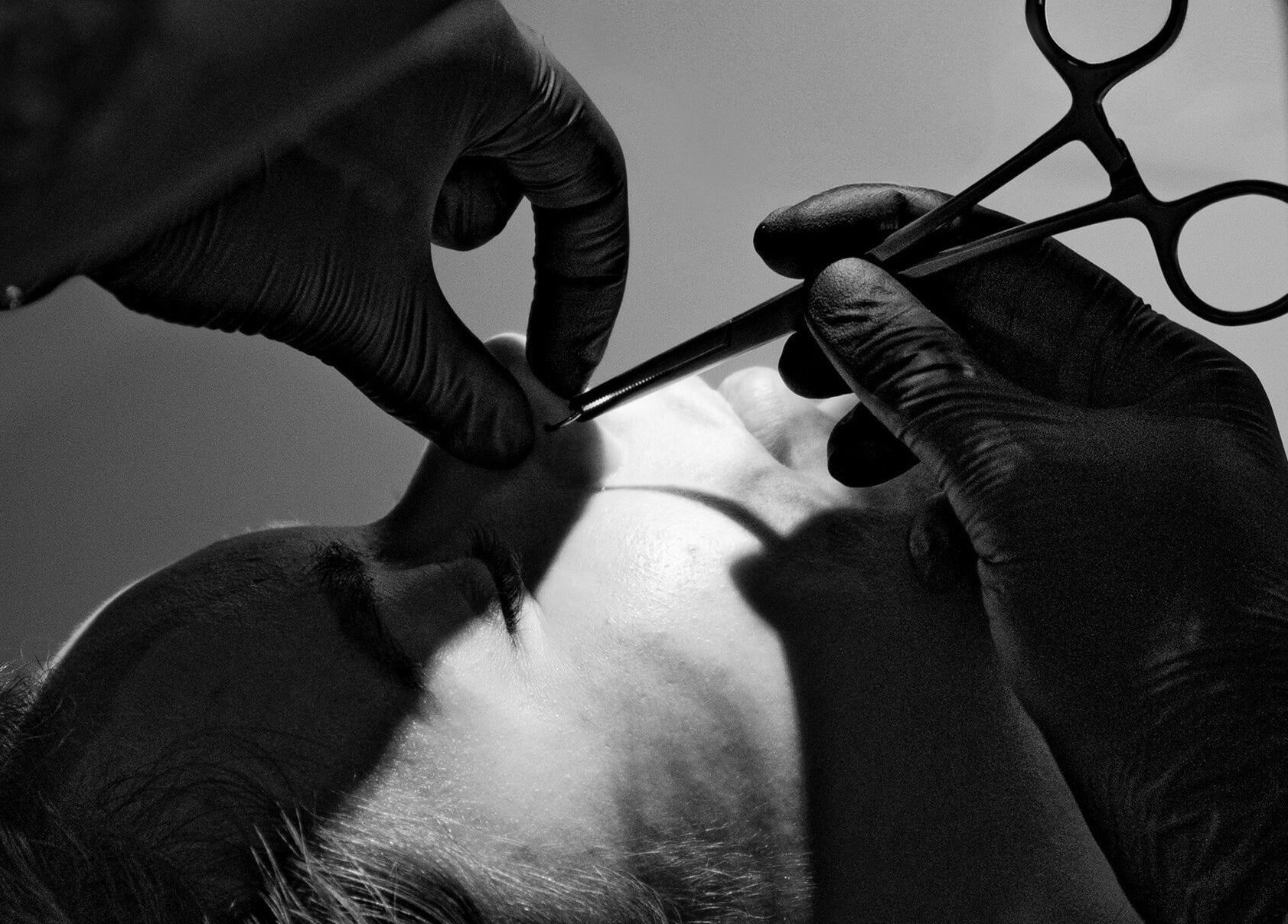 Professionele neuspiercing bij Goons & Queens Hellevoetsluis in Hellevoetsluis, Zuid-Holland, NL.