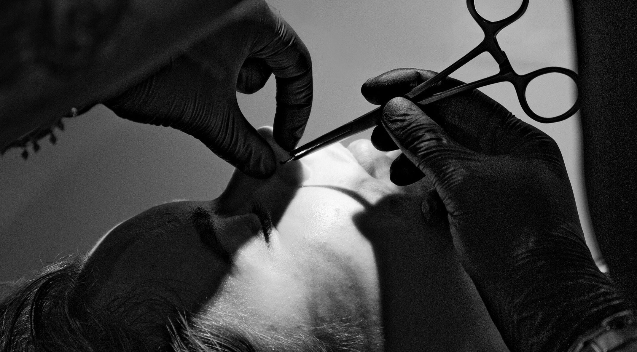 Professionele neuspiercing bij Goons & Queens Hellevoetsluis in Hellevoetsluis, Zuid-Holland, NL.