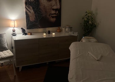 Sala de terapia no Mauricio Terapeuta, Lisboa, Lisboa, PT, decorada com luz suave e pintura expressiva.