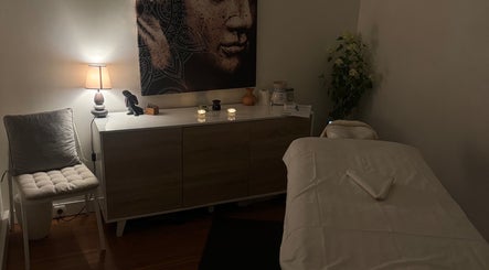 Sala de terapia no Mauricio Terapeuta, Lisboa, Lisboa, PT, decorada com luz suave e pintura expressiva.