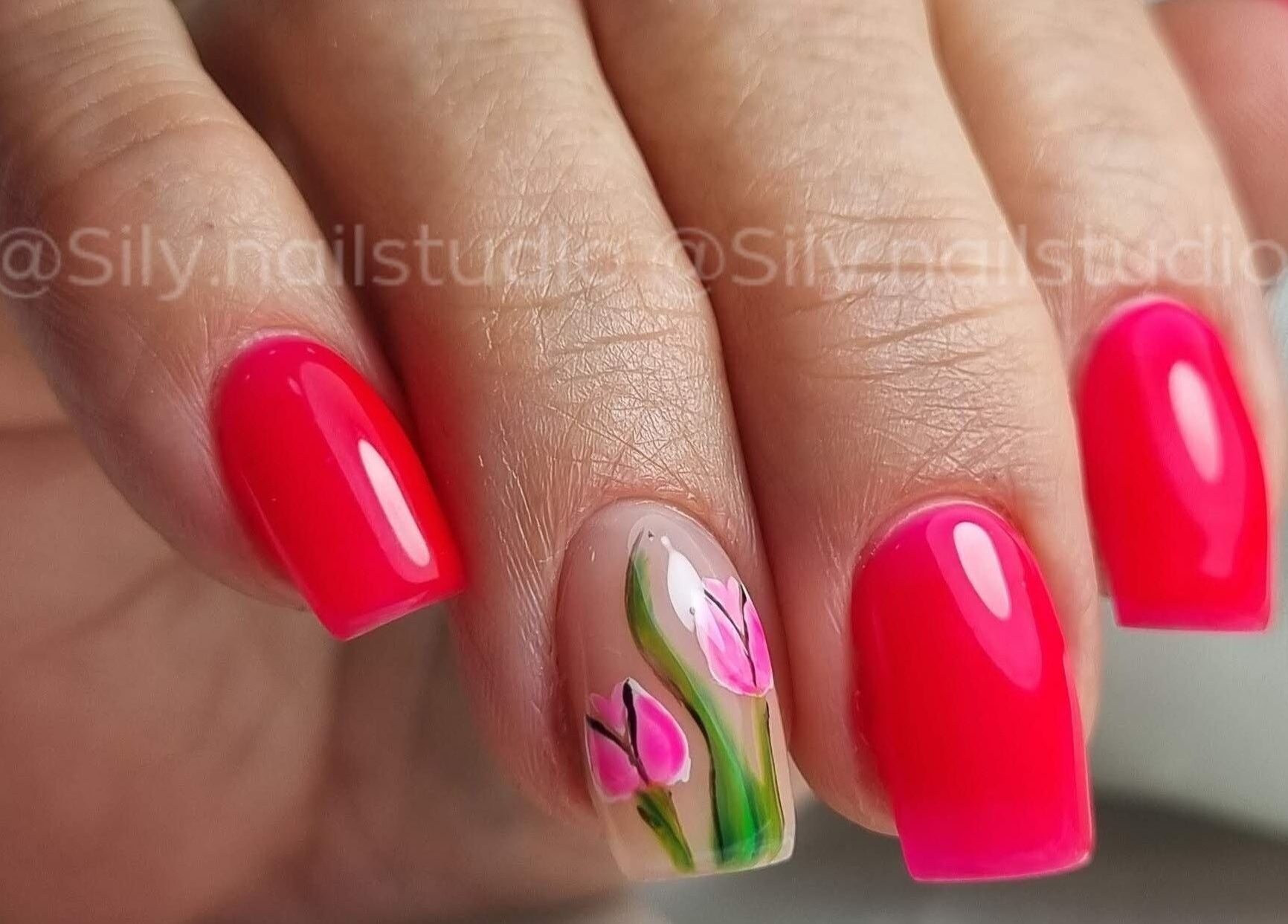 Manicura con nail art floral en Sily Beauty Brand, San Miguel, Región Metropolitana, CL.