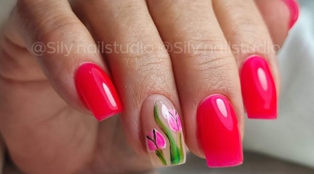 Manicura con nail art floral en Sily Beauty Brand, San Miguel, Región Metropolitana, CL.