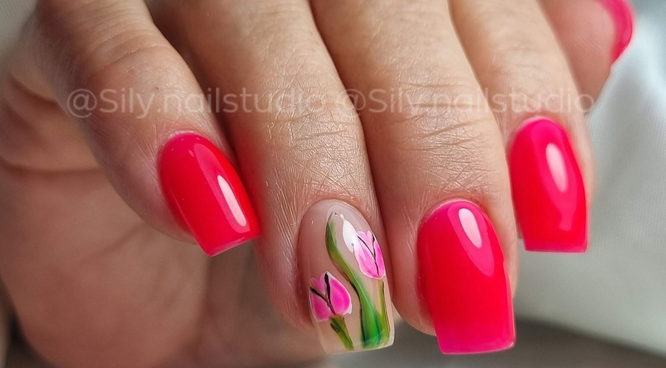 Manicura con nail art floral en Sily Beauty Brand, San Miguel, Región Metropolitana, CL.