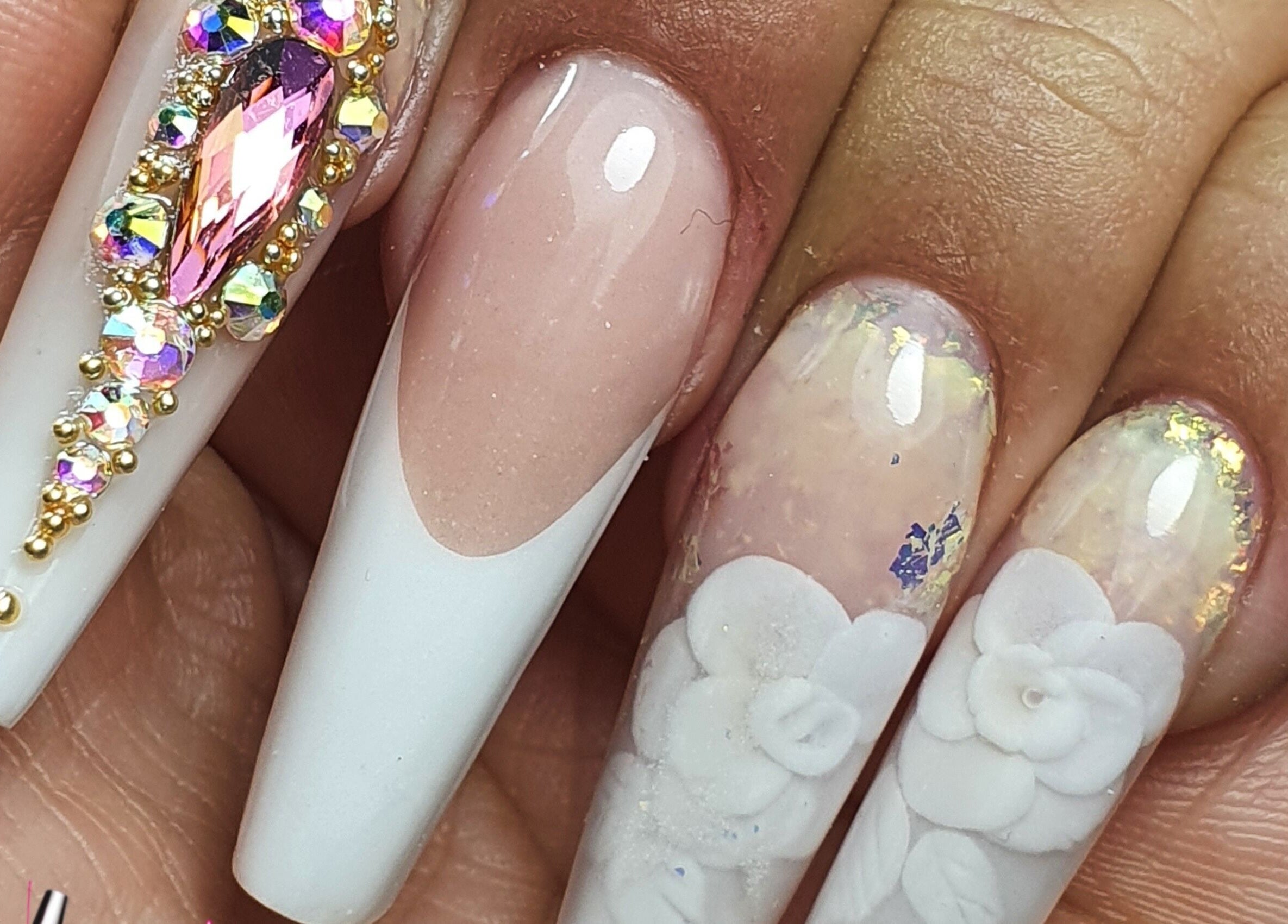 Uñas decoradas con gemas y flores en Sily Beauty Brand, San Miguel, Región Metropolitana, CL.