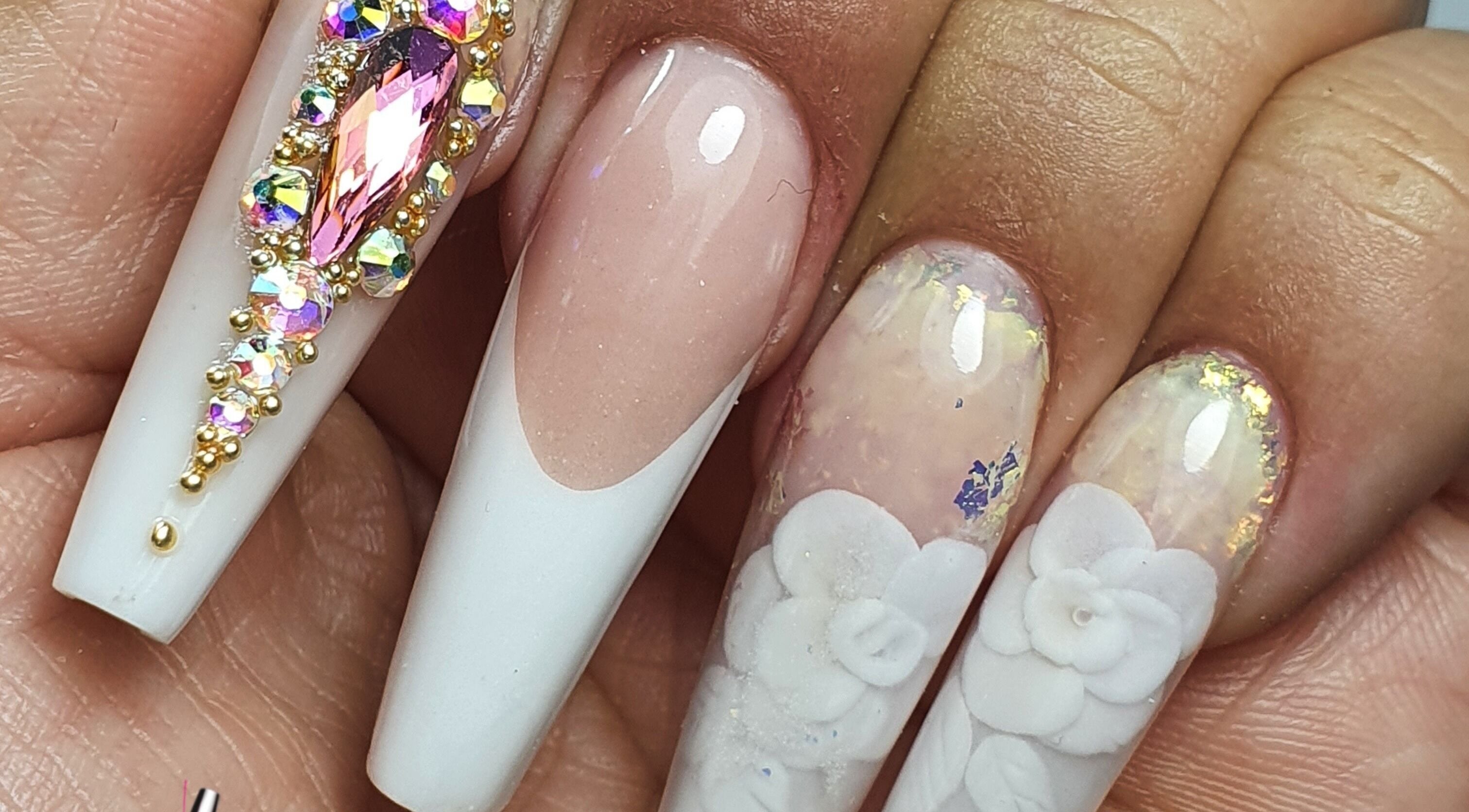 Uñas decoradas con gemas y flores en Sily Beauty Brand, San Miguel, Región Metropolitana, CL.