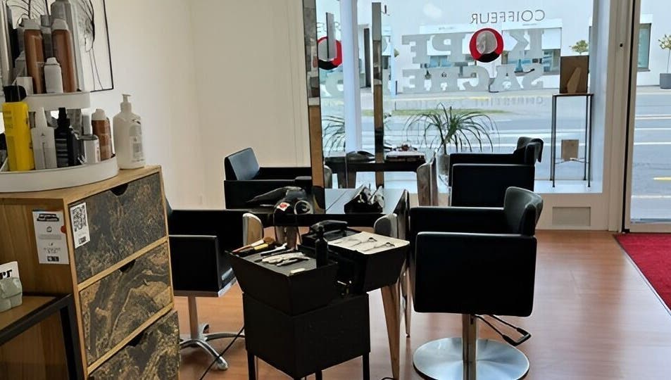 Moderner Salonbereich bei Kopfsache Meggen, Meggen, Kanton Luzern, CH, mit stilvollen Friseurstühlen.