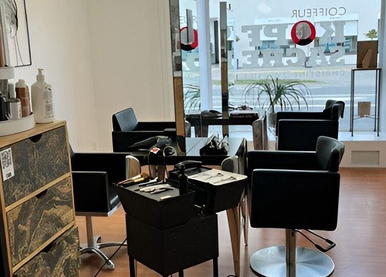 Moderner Salonbereich bei Kopfsache Meggen, Meggen, Kanton Luzern, CH, mit stilvollen Friseurstühlen.