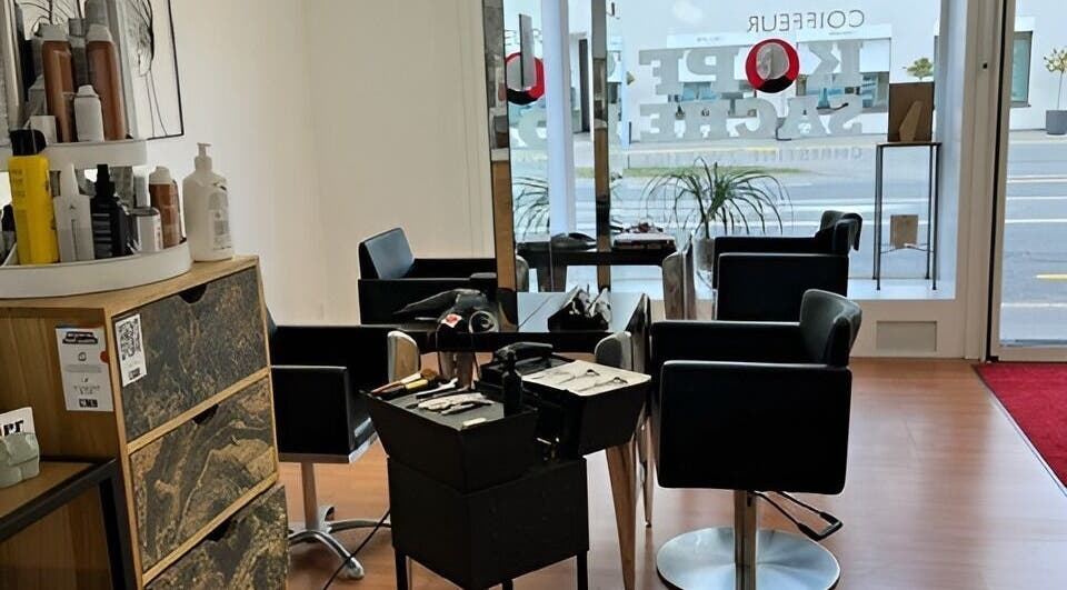 Moderner Salonbereich bei Kopfsache Meggen, Meggen, Kanton Luzern, CH, mit stilvollen Friseurstühlen.