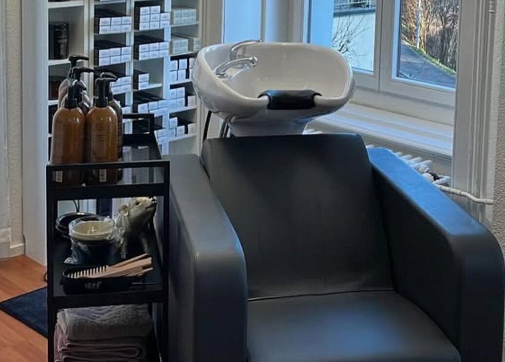 Elegante Waschstation im Kopfsache Meggen, Meggen, Kanton Luzern, CH, mit modernen Produkten und ruhigem Ambiente.