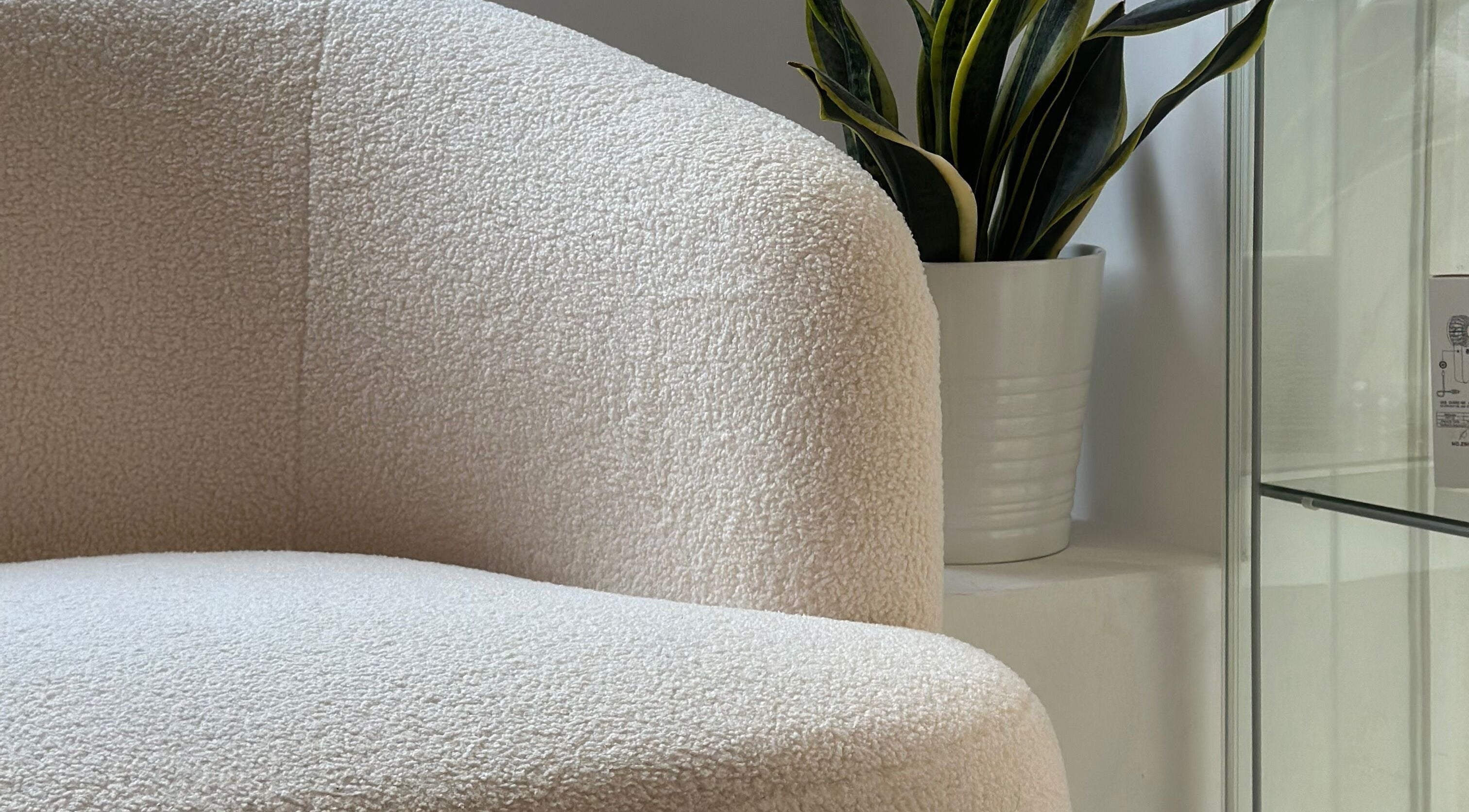 Poltrona elegante ao lado de planta em KARIONS Beauty & Academy, Sintra, Lisboa, PT.