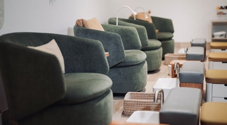 Elegant green seating area at The Room Boutique Salon, Jeddah, Makkah Province, SA, offering luxurious pampering.