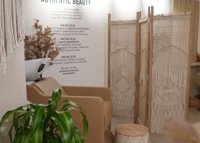 Cozy interior of The Room Boutique Salon in Jeddah, Makkah Province, SA with rustic decor and natural elements.