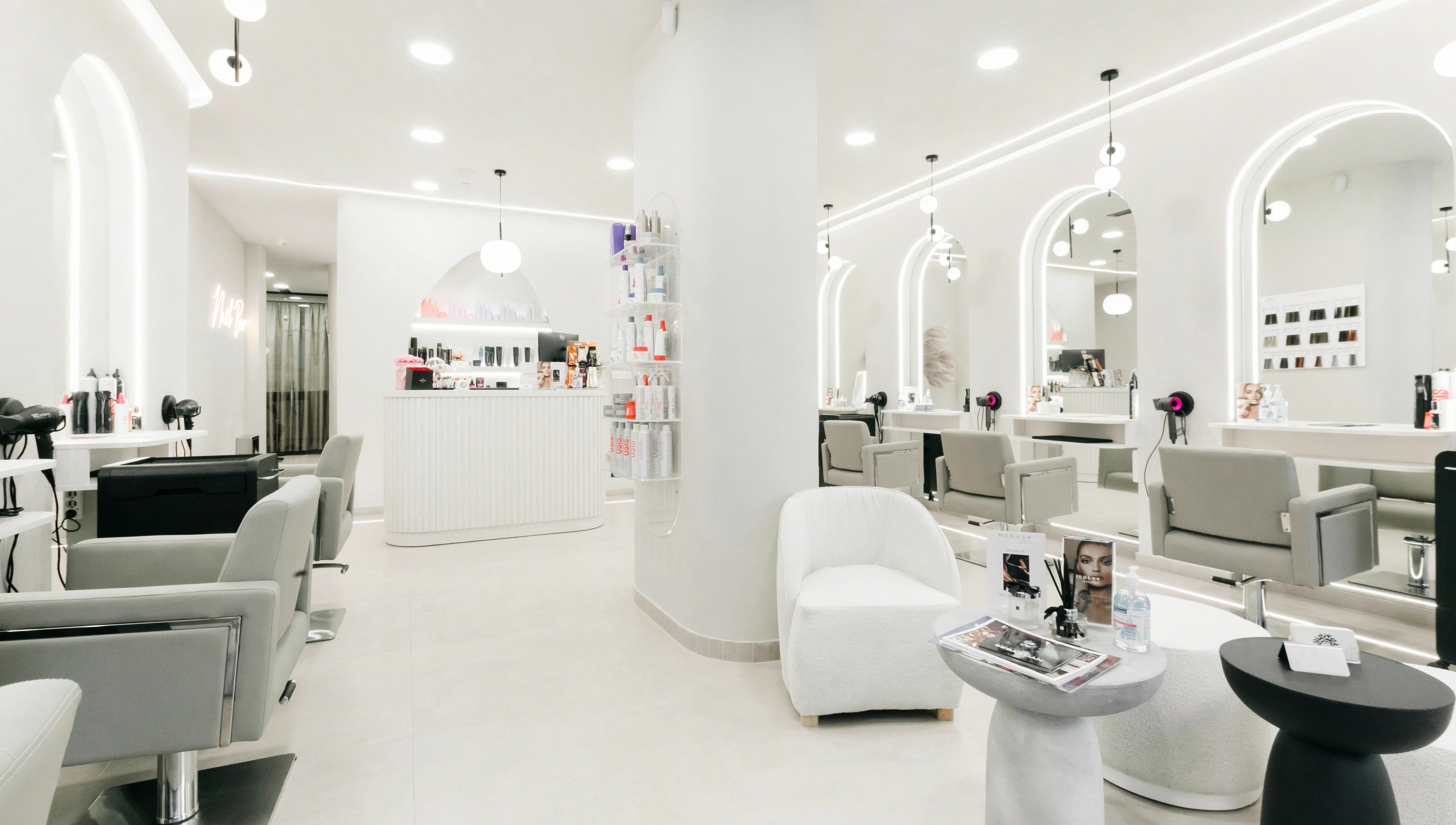 Εσωτερικό Medusa Ultimate Tsimiski στη Θεσσαλονίκη, GR με κομψή μοντέρνα διακόσμηση.