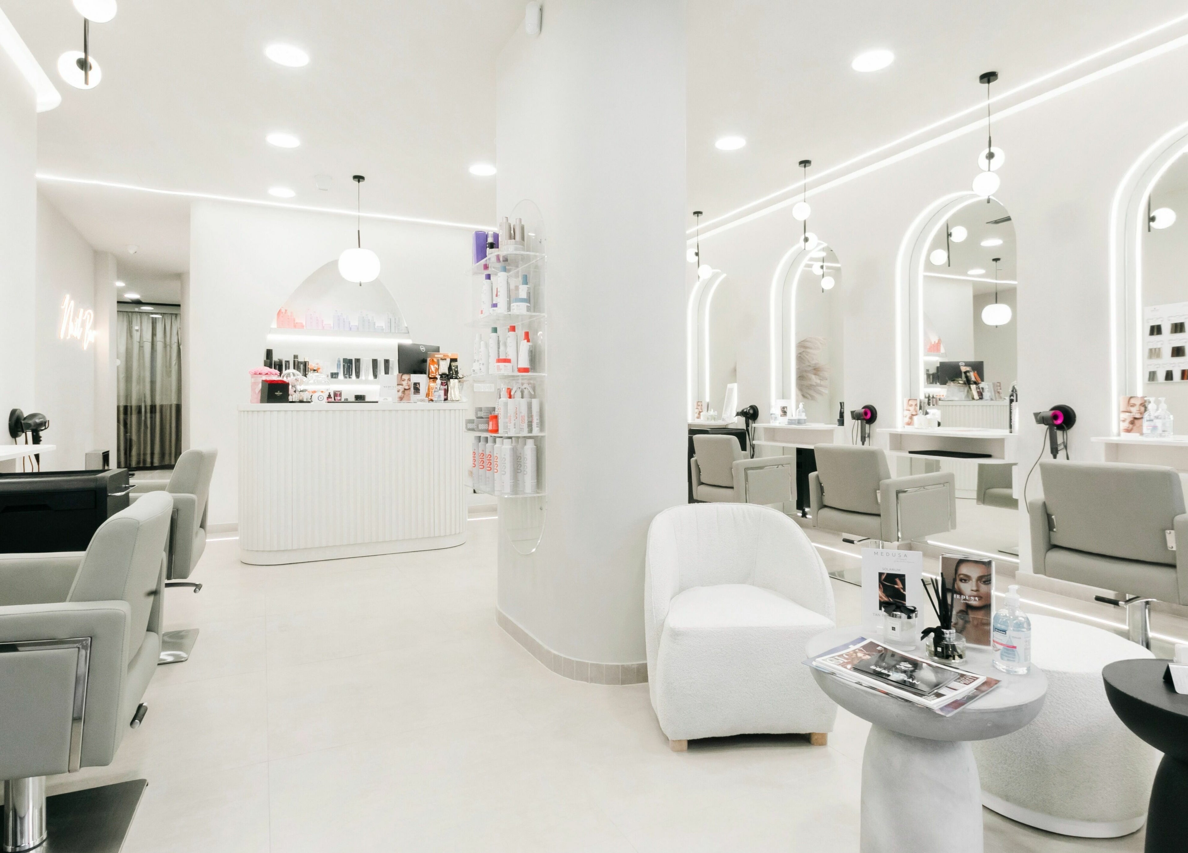 Εσωτερικό Medusa Ultimate Tsimiski στη Θεσσαλονίκη, GR με κομψή μοντέρνα διακόσμηση.